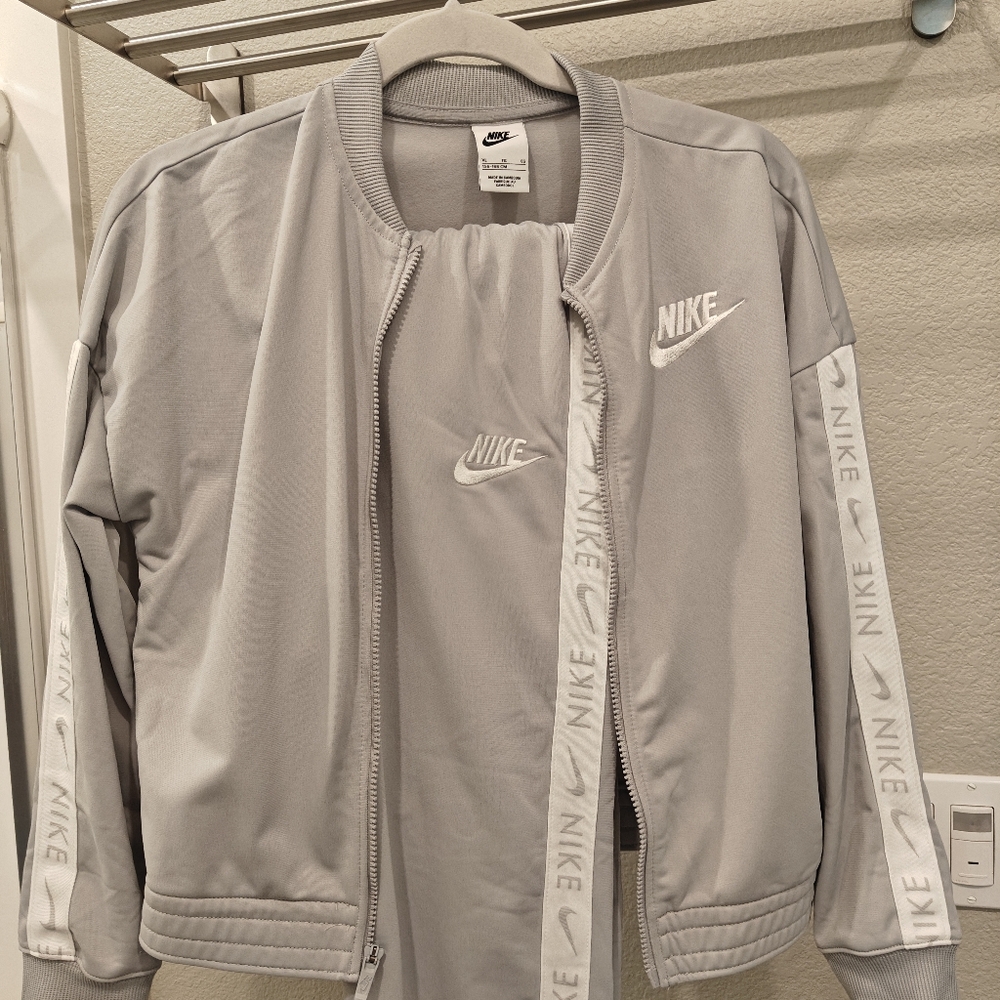 Nike unisex costume for girls and young women  xl (155-166 sm)or xxs(xs)